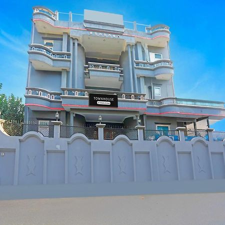 Super Townhouse Vijay Khand Gomti Nagar ลัคเนา ภายนอก รูปภาพ