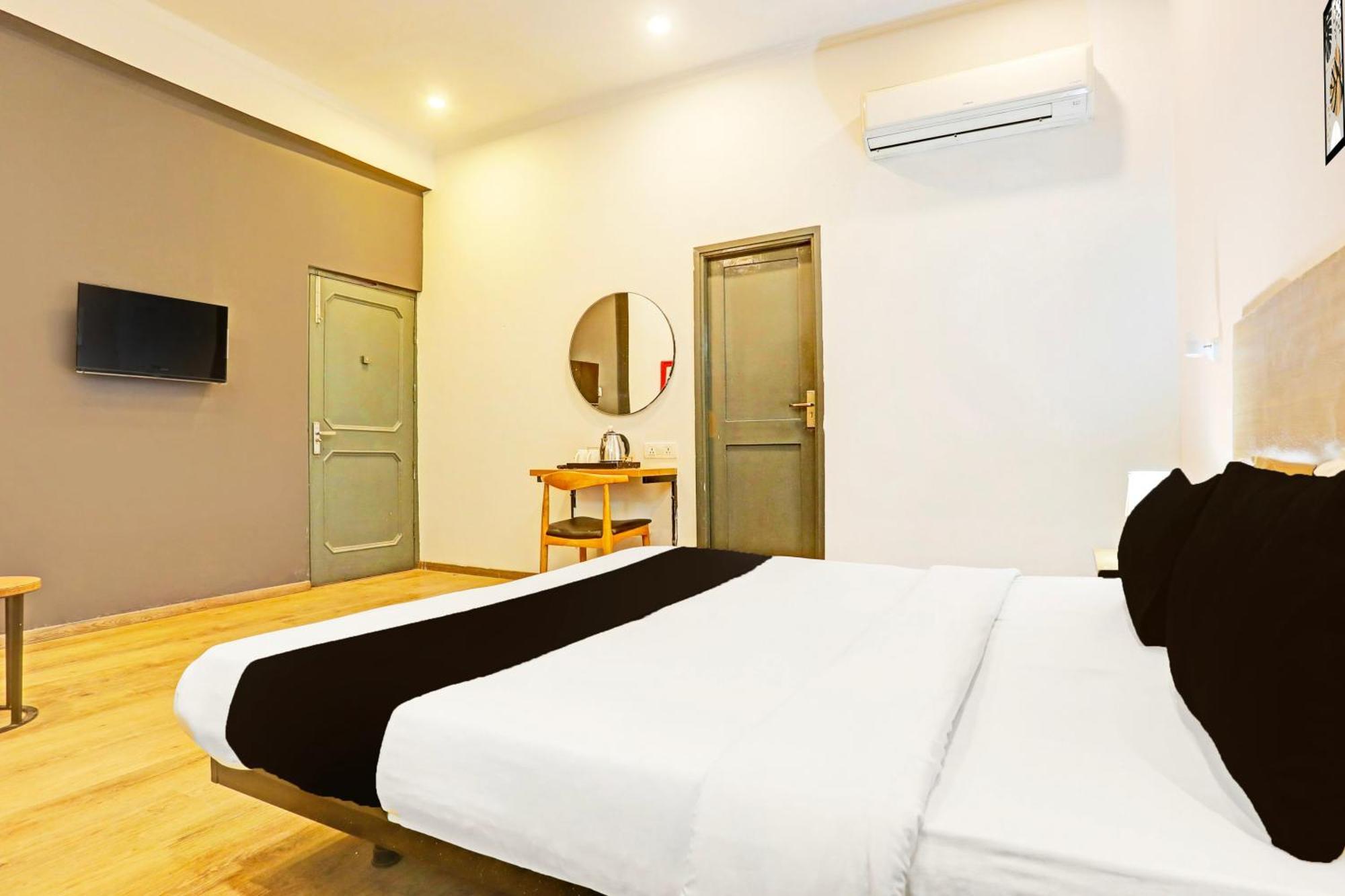 Super Townhouse Vijay Khand Gomti Nagar ลัคเนา ภายนอก รูปภาพ
